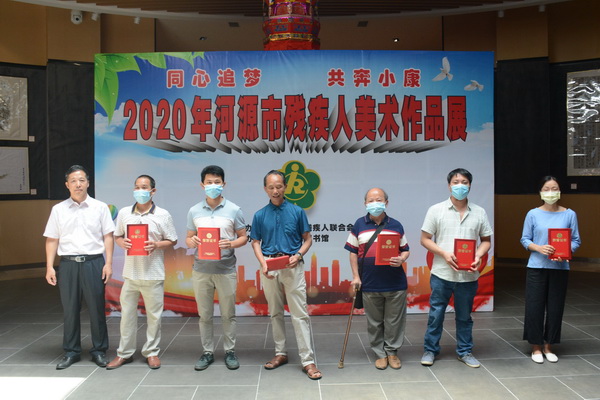 图为幸运飞艇(中国)开奖记录查询站
残联党组书记、理事长吴文生为一等奖获得者颁奖.JPG