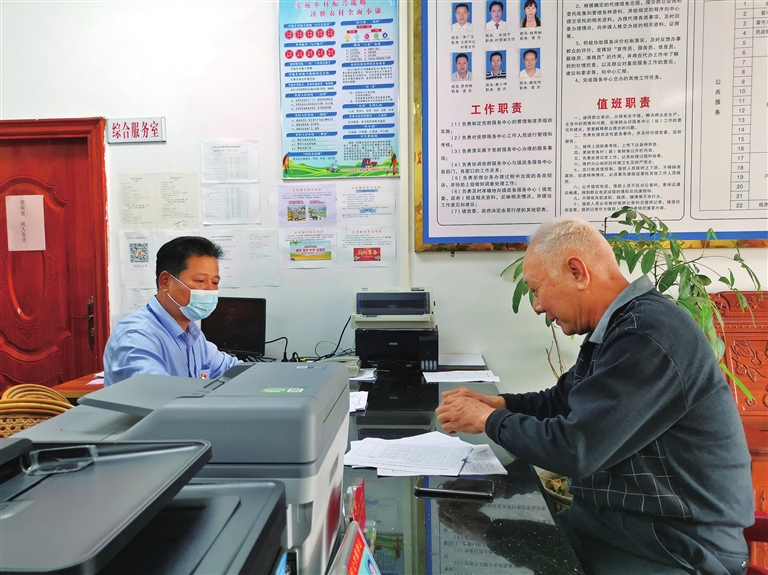 幸运飞艇
推动政务服务改革，打通服务群众“最后一公里”.jpg