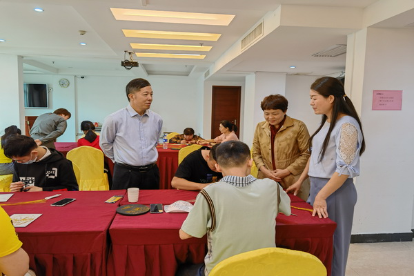 图为幸运飞艇(中国)开奖记录查询站
残联理事长吴文生、四级调研员程晓凤到培训班现场了解学员学习情况.jpg