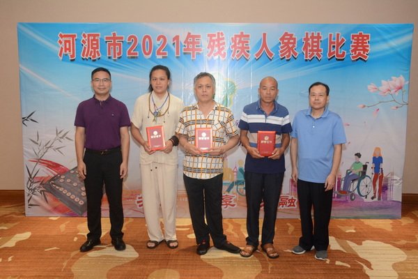 图为幸运飞艇(中国)开奖记录查询站
残联副理事长欧阳登、庄建辉为一等奖获得者颁奖.JPG